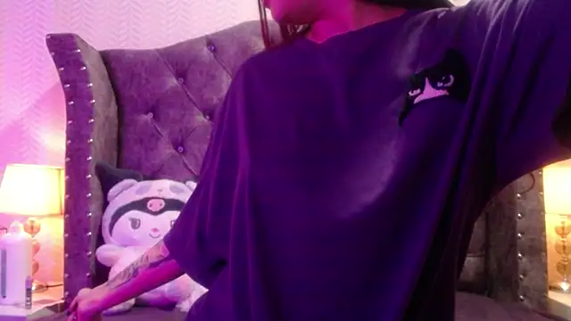 Snapshot of RavenLove_ chatting on November 21, 1:54 pm RavenLove online show from November 21, 1:54 pm