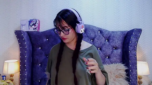 Snapshot of RavenLove_ chatting on October 25, 8:53 pm RavenLove online show from October 25, 8:53 pm