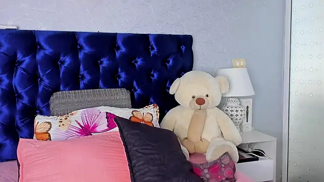 TANISHA HILL online show from November 4, 7:50 pm