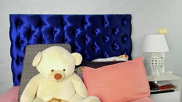 TANISHA HILL online show from November 5, 7:39 pm