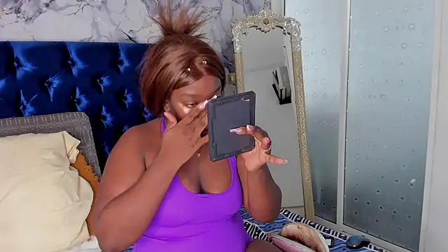 TANISHA HILL online show from December 3, 7:35 pm