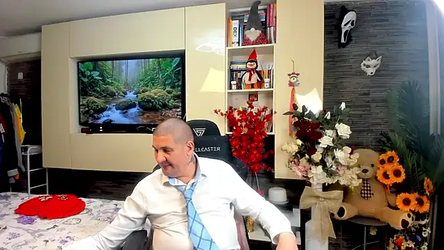 SpartacusDaddy48 online show from May 2, 7:41 pm