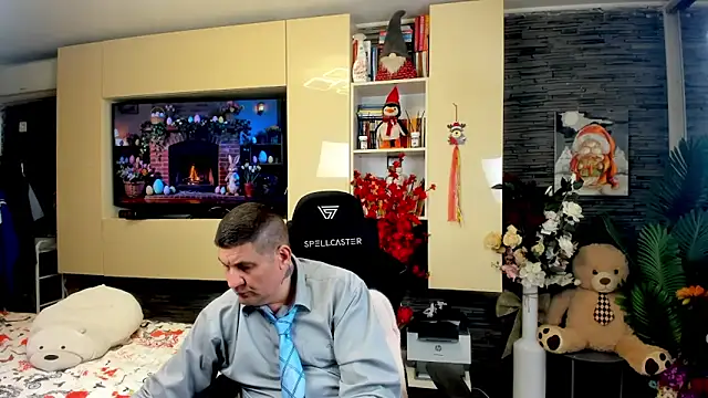 SpartacusDaddy48 online show from April 3, 8:26 pm