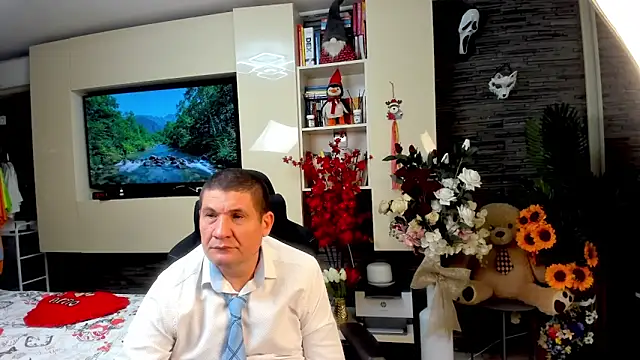 SpartacusDaddy48 online show from May 19, 8:27 pm