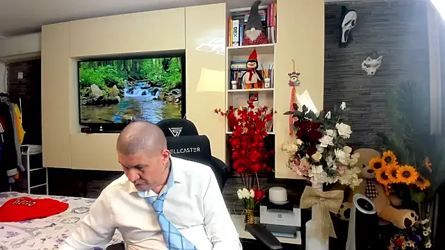 SpartacusDaddy48 online show from May 2, 5:56 am