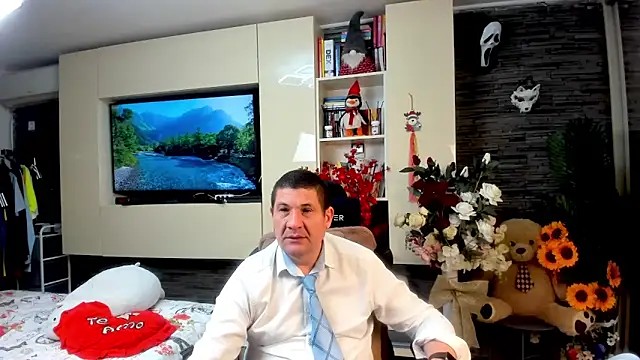 SpartacusDaddy48 online show from May 28, 8:26 pm