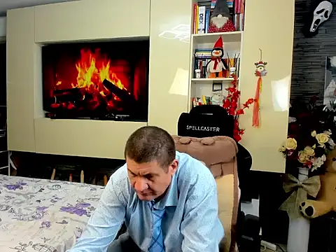 SpartacusDaddy48 online show from March 10, 4:44 pm