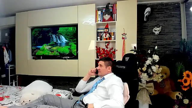 SpartacusDaddy48 online show from April 17, 10:01 pm