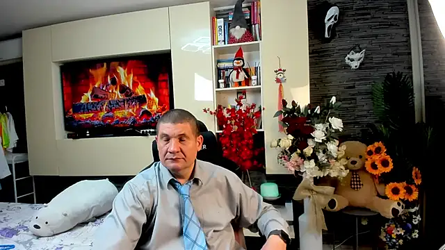 SpartacusDaddy48 online show from May 11, 6:49 pm