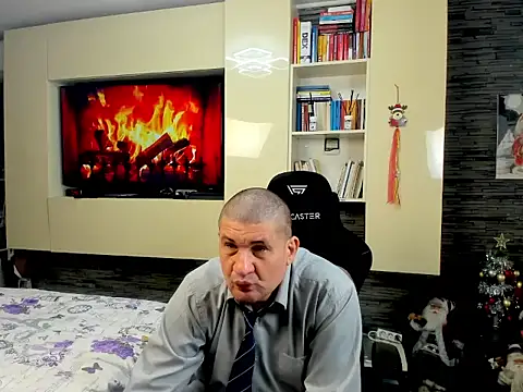 SpartacusDaddy48 online show from February 19, 3:42 pm