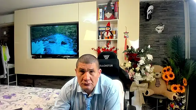 SpartacusDaddy48 online show from May 8, 7:06 pm