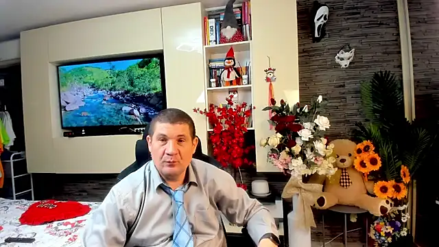 SpartacusDaddy48 online show from May 19, 8:21 am
