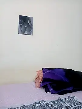 Miss-Hennessy online show from April 14, 7:30 pm