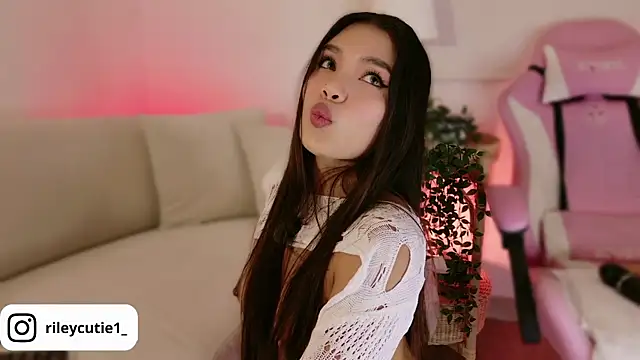 Cutie Riley online show from June 30, 2:28 pm