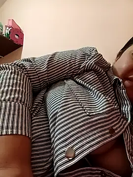 Snapshot of Caroomoom27 chatting on November 26, 3:17 am Caroomoom27 online show from November 26, 3:17 am