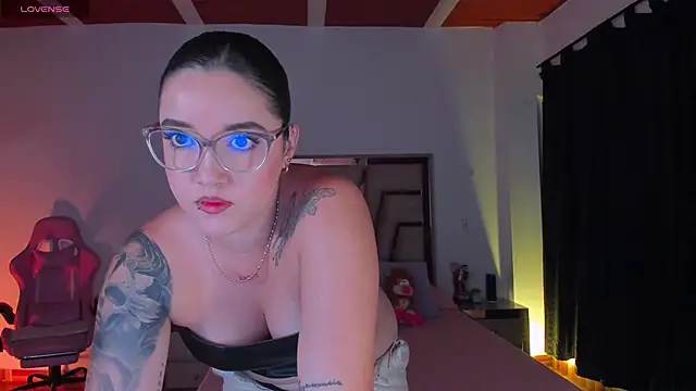 lunaarose online show from February 12, 3:06 am