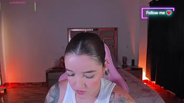 lunaarose online show from April 29, 3:11 am