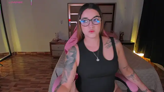 lunaarose online show from December 19, 2:26 am