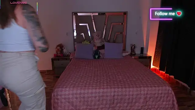 lunaarose online show from April 20, 4:37 am