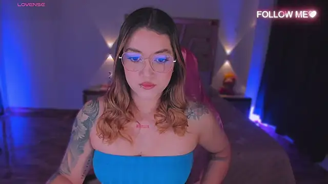 lunaarose online show from December 5, 12:54 am