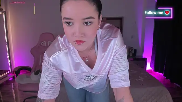 lunaarose online show from May 7, 3:33 am