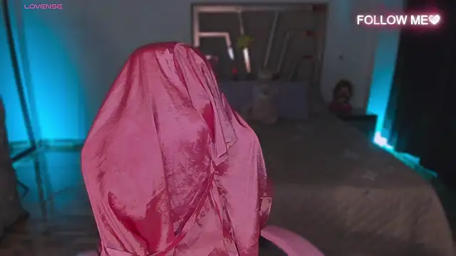 Snapshot of lunaarose chatting on December 4, 1:37 am lunaarose online show from December 4, 1:37 am