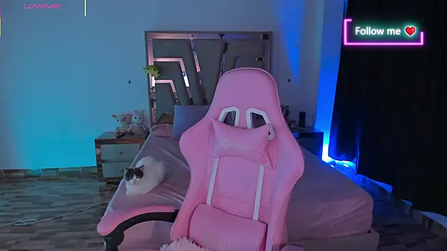 lunaarose online show from February 14, 5:40 am