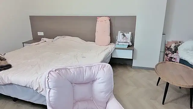 nini a online show from November 11, 9:37 am