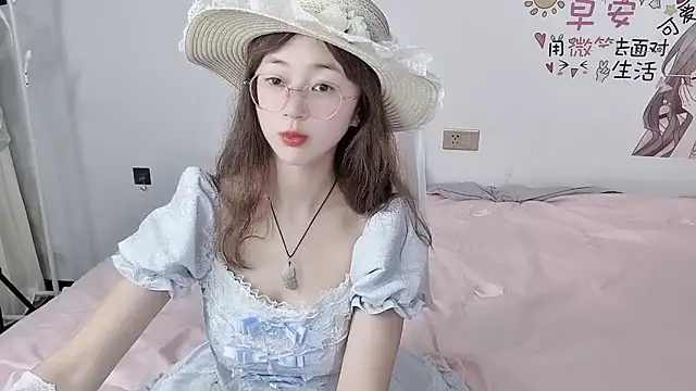 nini a online show from September 19, 1:04 pm