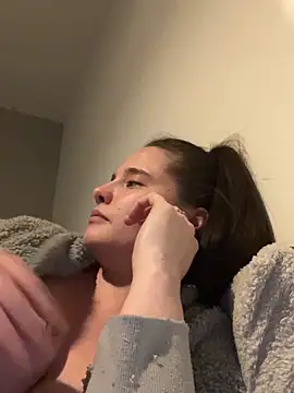 LollyLove  online show from April 6, 8:10 pm