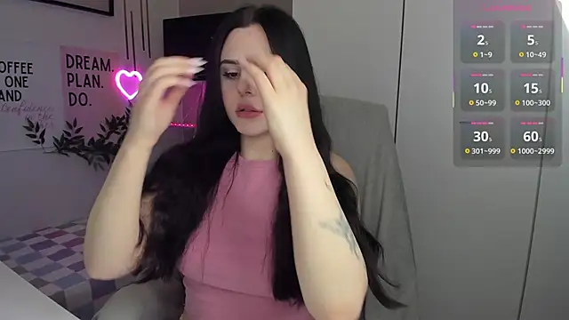 LiaWoow online show from December 15, 2:45 pm