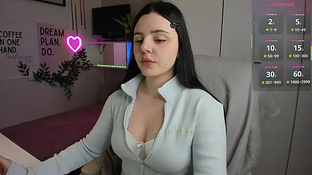 LiaWoow online show from November 17, 8:18 am