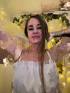 LucieMack online show from April 15, 6:45 pm