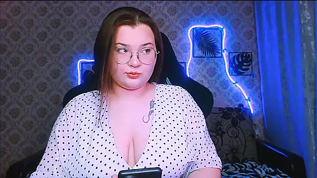 InLoveWithLife26 online show from February 8, 8:50 pm