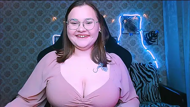 InLoveWithLife26 online show from December 17, 7:30 pm