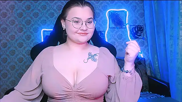 InLoveWithLife26 online show from March 5, 8:05 pm