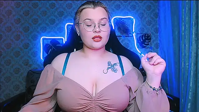 InLoveWithLife26 online show from April 2, 8:15 pm