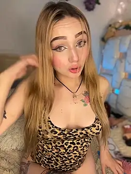 Snapshot of Sara_Sophia420 chatting on December 18, 8:19 am Sara Sophia420 online show from December 18, 8:19 am