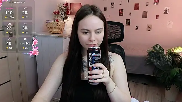 Alice Moondark online show from March 20, 5:30 am