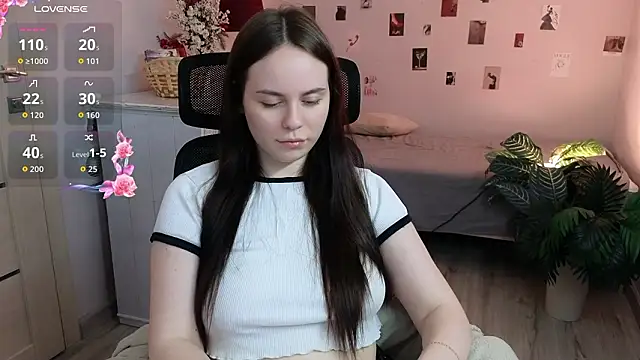 Alice Moondark online show from March 13, 11:15 am