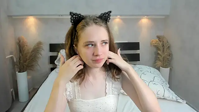 Snapshot of Camilla_Kelly chatting on October 15, 1:15 am Camilla Kelly online show from October 15, 1:15 am