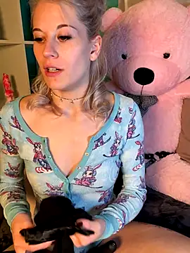 Snapshot of TheRealJessyLey chatting on November 7, 8:13 pm TheRealJessyLey online show from November 7, 8:13 pm