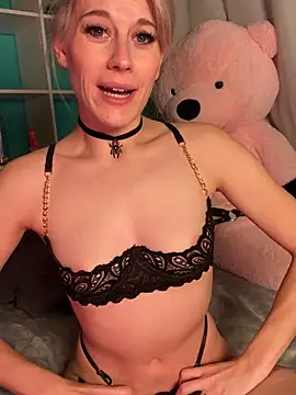 Snapshot of TheRealJessyLey chatting on November 13, 8:02 pm TheRealJessyLey online show from November 13, 8:02 pm