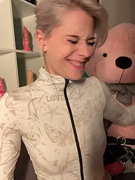 Snapshot of TheRealJessyLey chatting on November 12, 7:40 pm TheRealJessyLey online show from November 12, 7:40 pm