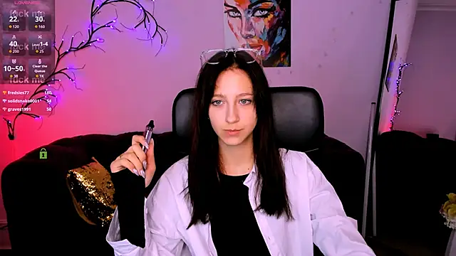 Snapshot of lau_ra_queen chatting on December 15, 8:14 pm lau ra queen online show from December 15, 8:14 pm