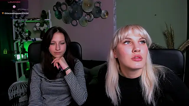 Snapshot of lau_ra_queen chatting on November 13, 9:08 pm lau ra queen online show from November 13, 9:08 pm