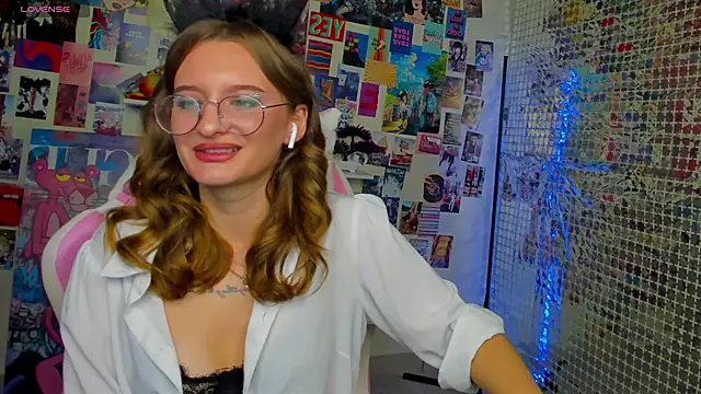 Maryyy May online show from September 30, 4:35 pm