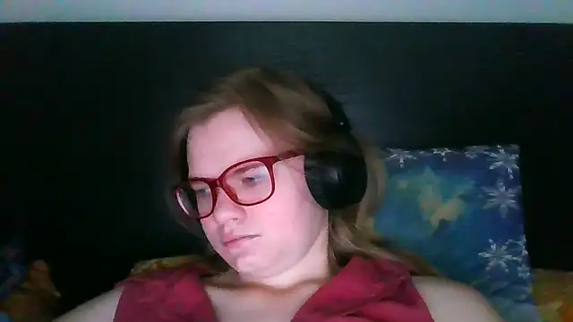 Snapshot of Moonolighta chatting on October 9, 7:31 am Moonolighta online show from October 9, 7:31 am
