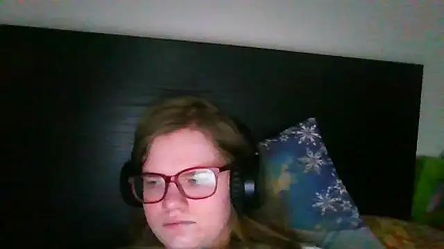 Snapshot of Moonolighta chatting on February 10, 11:20 am Moonolighta online show from February 10, 11:20 am