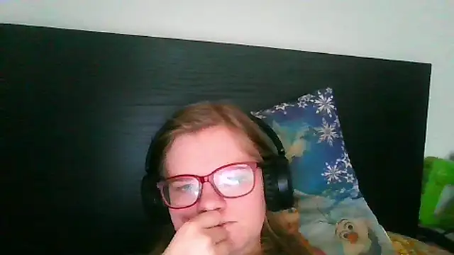 Snapshot of Moonolighta chatting on February 1, 8:23 am Moonolighta online show from February 1, 8:23 am